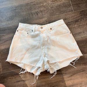 White Levi’s denim high waist shorts 32